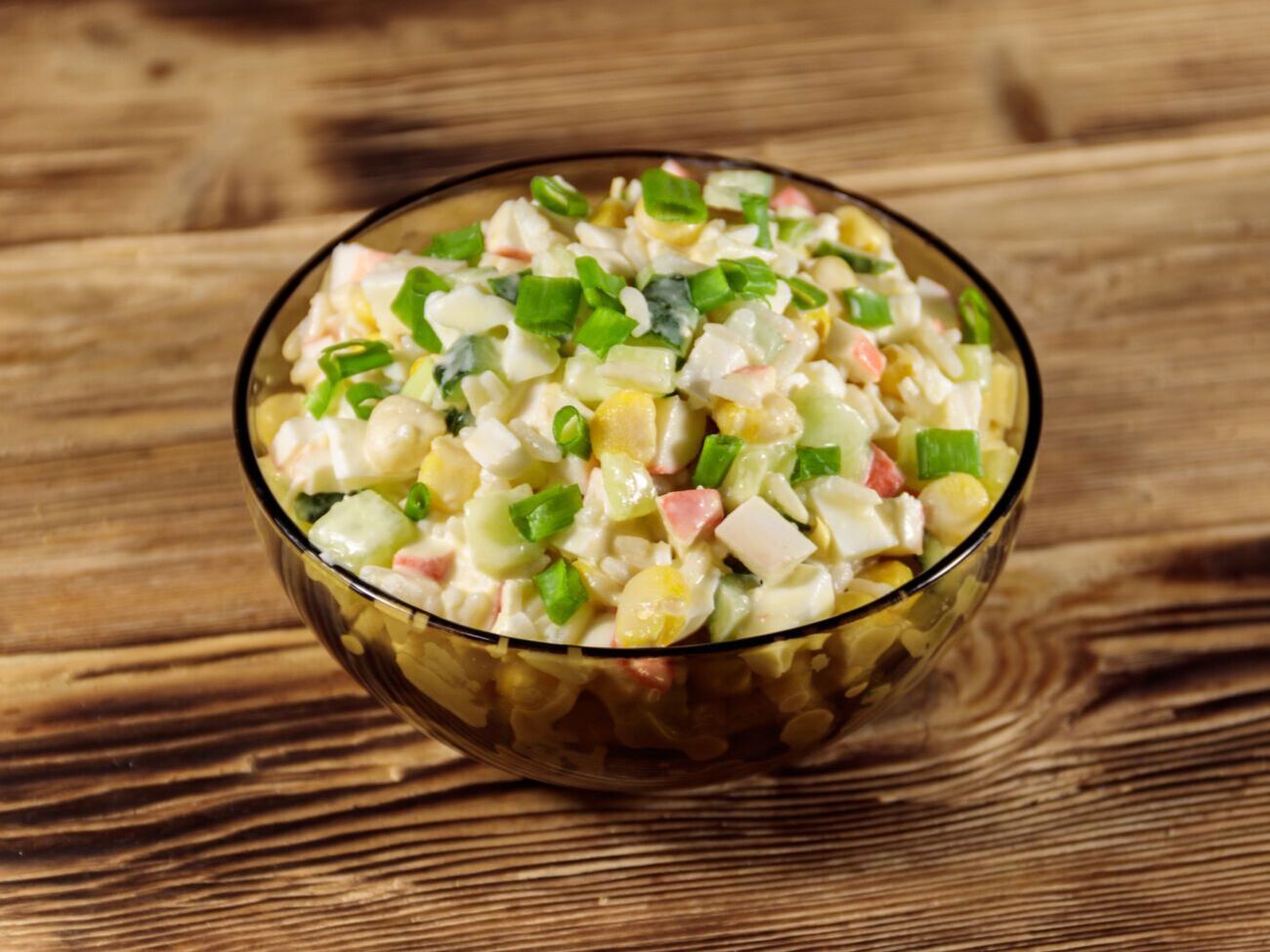 Блогер рекомендует заправлять салат майонезом