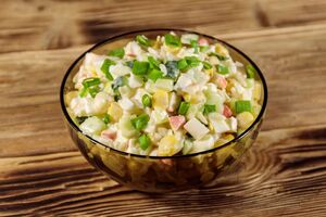 Блогер рекомендует заправлять салат майонезом