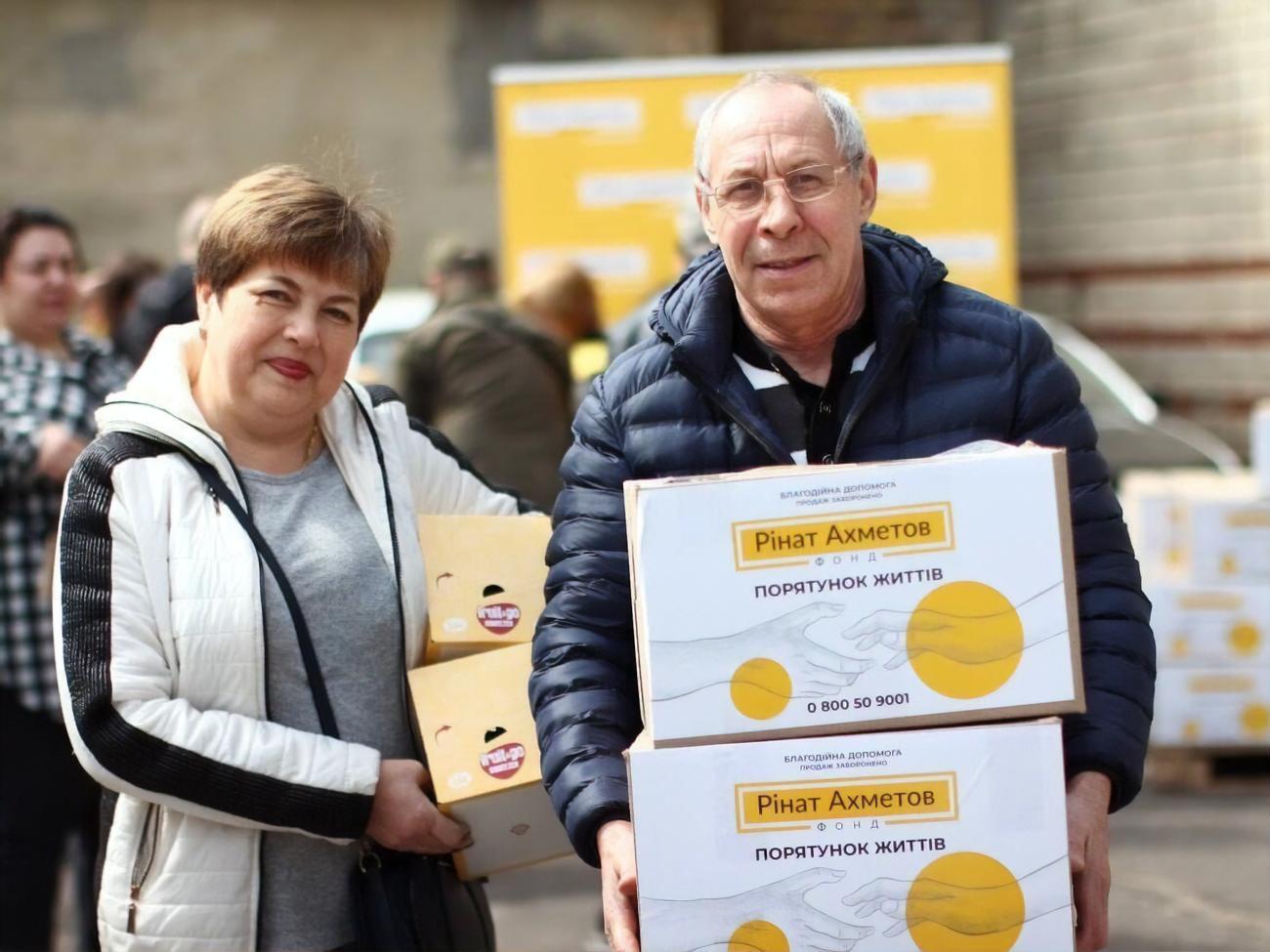 Фонд Рината Ахметова передал уже около 600 тыс. продуктовых наборов для жителей 22 областей Украины