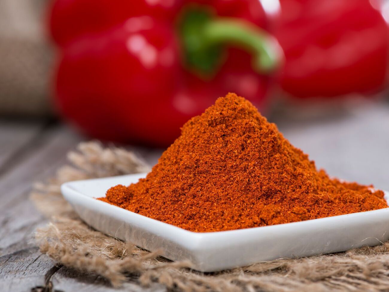 Усю паприку виготовляють із сортів солодкого перцю