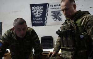 Окупанти наступають на сході України одночасно на кількох напрямках, намагаючись захопити Бахмут та Авдіївку, зазначив Сирський (праворуч)