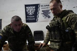 Окупанти наступають на сході України одночасно на кількох напрямках, намагаючись захопити Бахмут та Авдіївку, зазначив Сирський (праворуч)