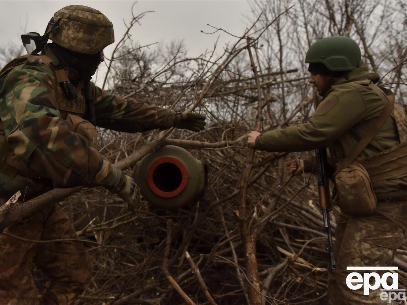 Вознаграждение в 100 тыс. грн, как и раньше, получают военнослужащие, которые выполняют боевые задачи непосредственно на переднем крае, отметил Сырский