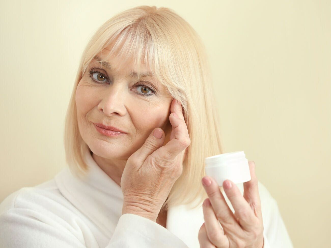 Эксперт советует вечером после очищения кожи использовать для увлажнения лица сыворотку с гиалуроновой кислотой