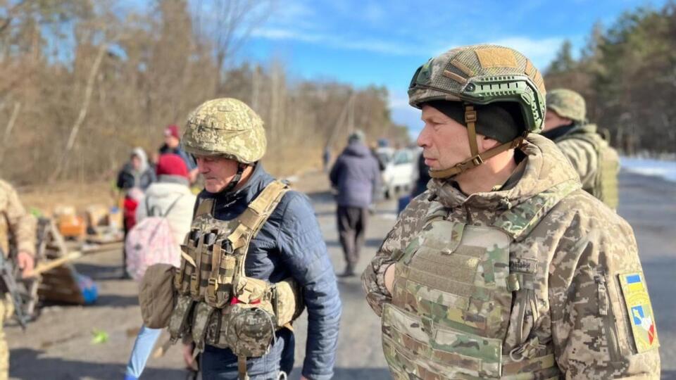 Сырский (справа) командовал обороной Киева после полномасштабного нападения РФ