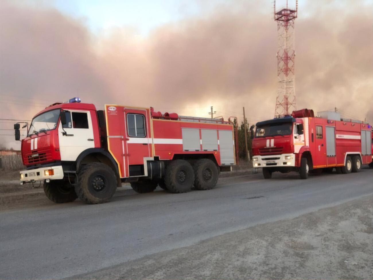 Російське МНС відзвітувало про залучення десятків одиниць протипожежної техніки