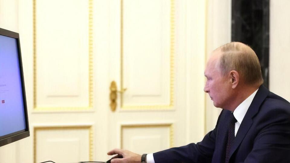 Путин не доверяет интернету и не так уж хорошо умеет мыслить, обрабатывая полученную информацию, считает Веллер