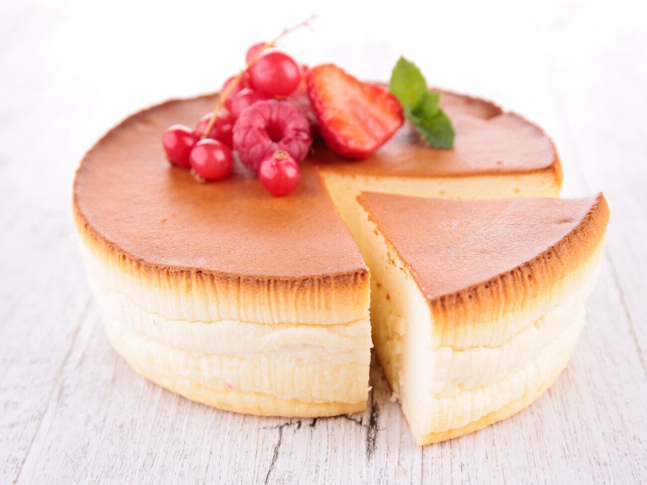 Після випікання чизкейк має охолонути у відкритій духовці, а коли охолоне, його треба поставити в холодильник щонайменше на п&rsquo;ять годин, а краще на ніч