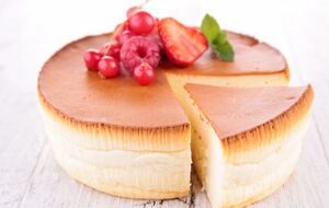 После выпекания чизкейк должен остыть в открытой духовке, а когда остынет, его надо поставить в холодильник минимум на пять часов, а лучше на ночь