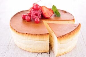 Після випікання чизкейк має охолонути у відкритій духовці, а коли охолоне, його треба поставити в холодильник щонайменше на п’ять годин, а краще на ніч