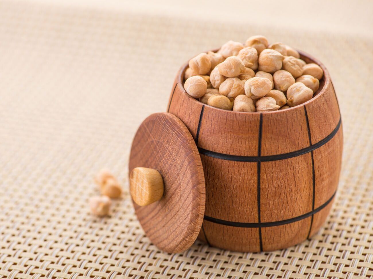 З нуту готують карі, фалафель, котлети, а також запікають його в медовій скоринці, додають у салати, супи, тушковані овочі, роблять хумус і шакшуку