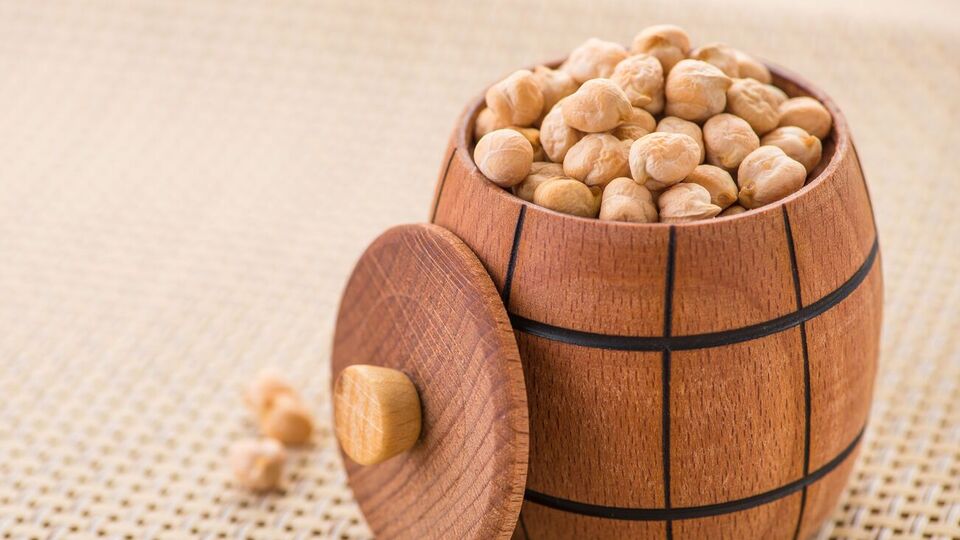 З нуту готують карі, фалафель, котлети, а також запікають його в медовій скоринці, додають у салати, супи, тушковані овочі, роблять хумус і шакшуку