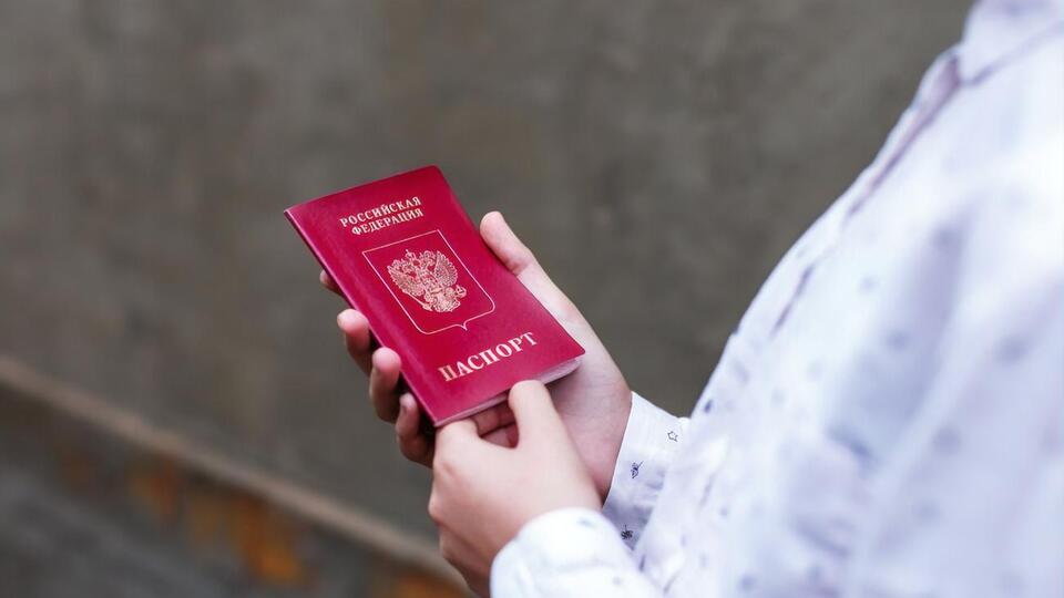 З росіян пропонують брати гроші для України за візи