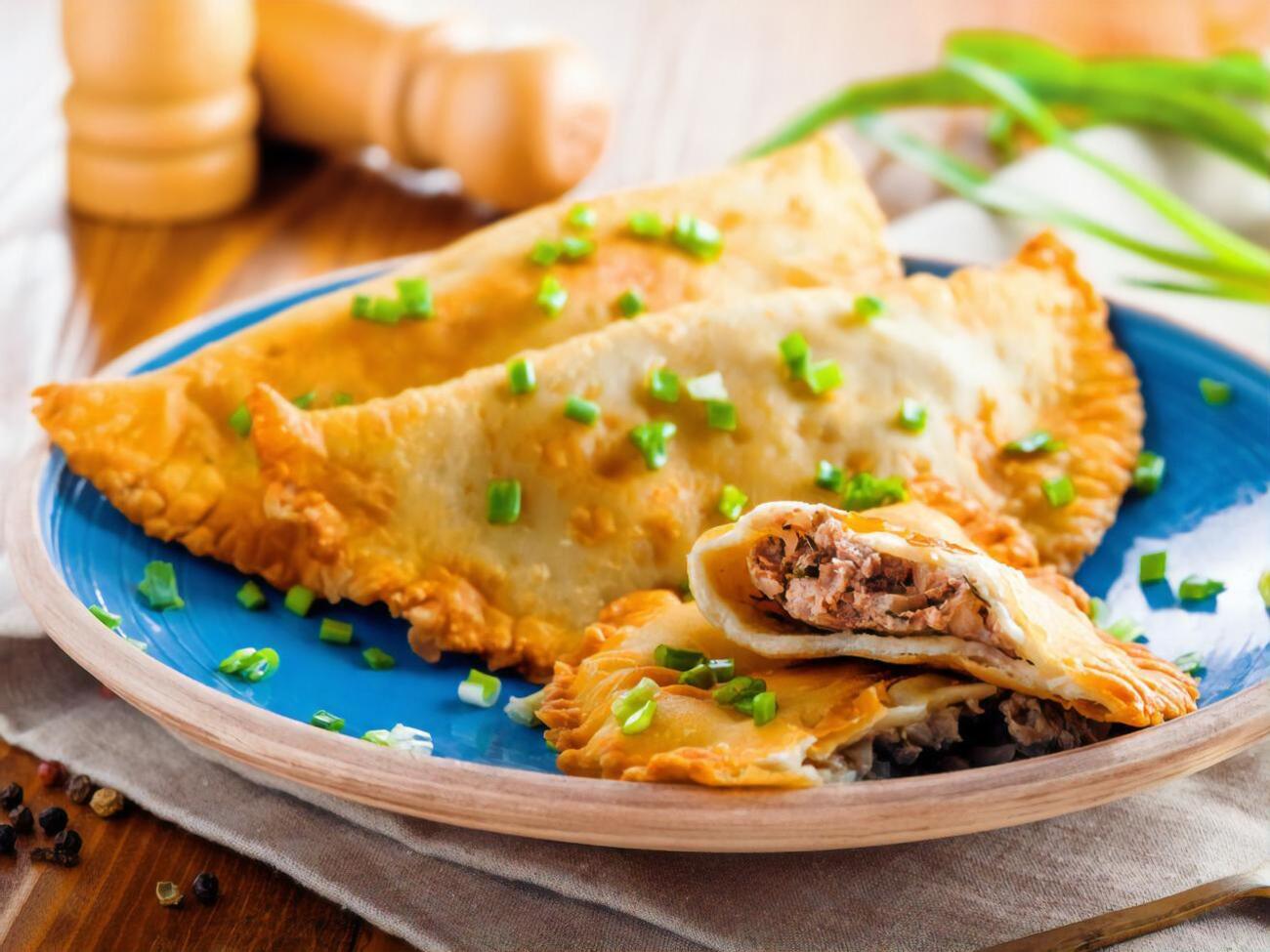 Чебуреки являются несложным в приготовлении блюдом