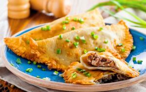 Чебуреки являются несложным в приготовлении блюдом