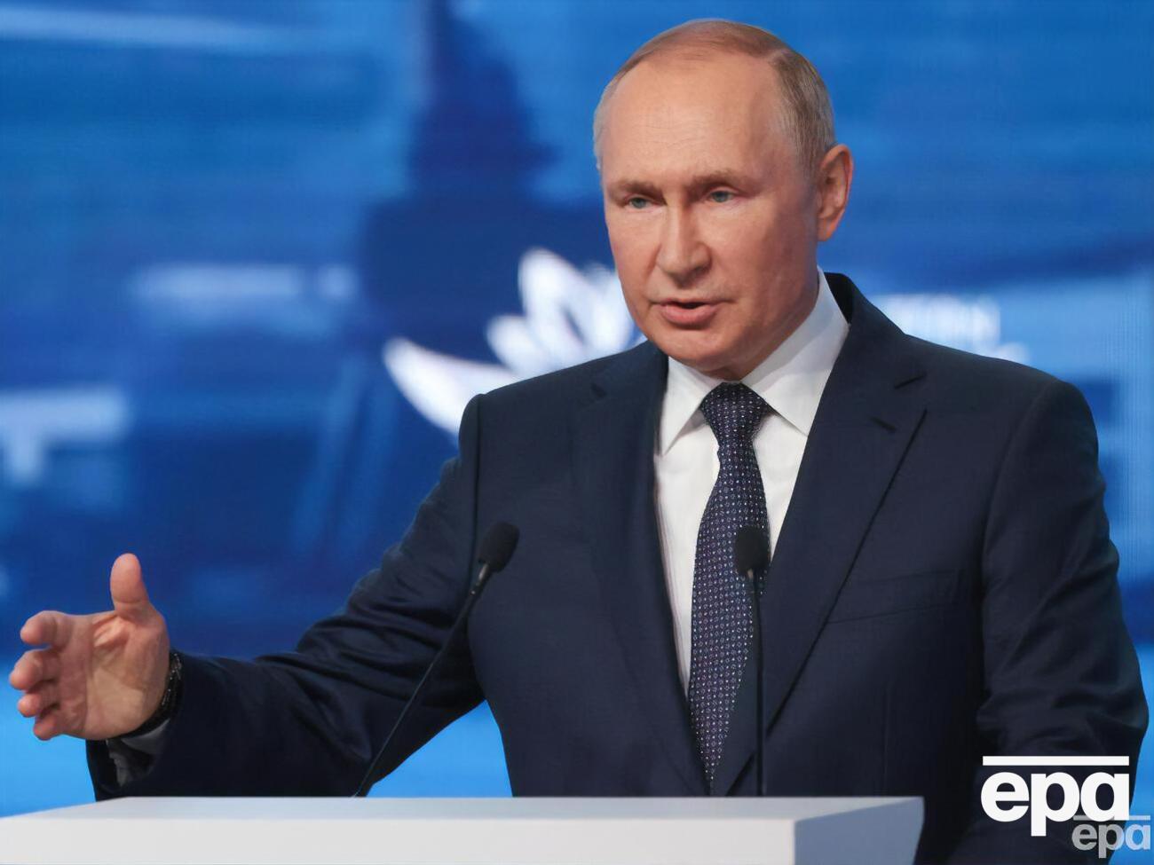 Публично российские власти делают жесткие заявления относительно выписанного Путину ордера в Гаагу, но в Кремле тревожно, утверждают СМИ