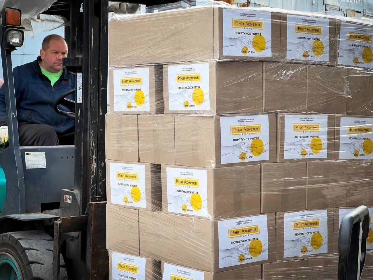 В целом Фонд Рината Ахметова передал около 600 тыс. продуктовых наборов для жителей 22 областей Украины