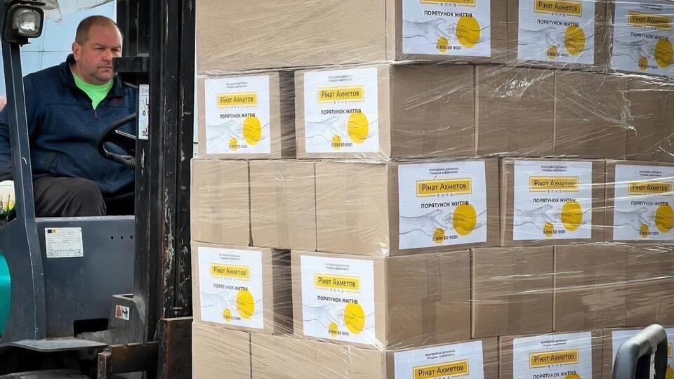 Загалом Фонд Ріната Ахметова передав приблизно 600 тис. продуктових наборів для жителів 22 областей України