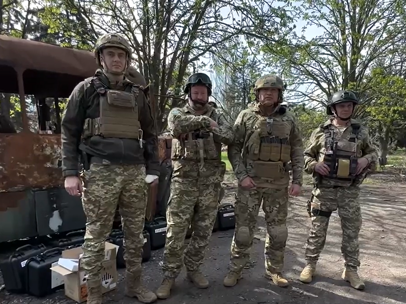 Артур Палатний (другий праворуч на фото) розповів про поїздку до українських військових на лінії фронту
