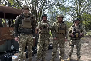 Артур Палатний (другий праворуч на фото) розповів про поїздку до українських військових на лінії фронту
