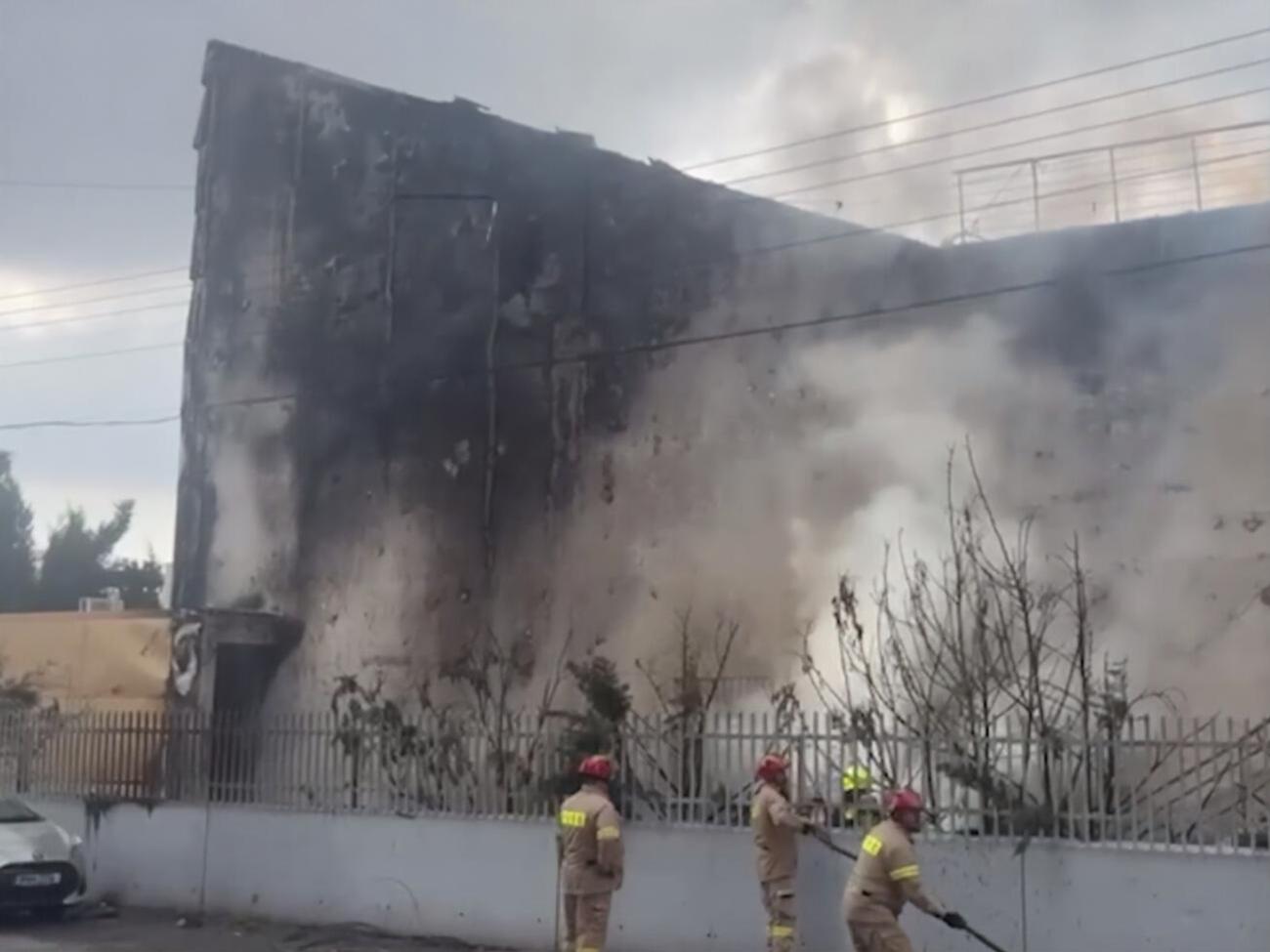 За словами очевидців, у будівлю кинули "коктейль Молотова"