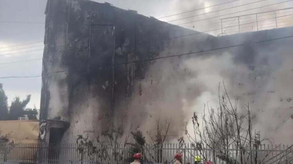 По словам очевидцев, в здание бросили "коктейль Молотова"