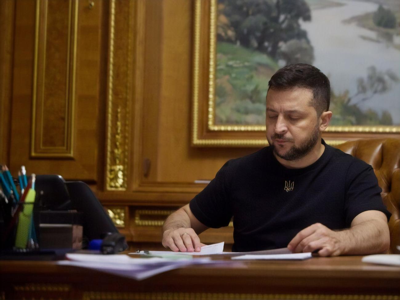 Зеленский (на фото) поблагодарил Гросси за специальную программу МАГАТЭ по медицинскому обеспечению украинских атомщиков