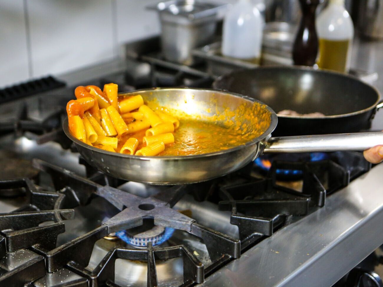 Після того, як обсмажили продукт, налийте у сковороду холодну рідину і зішкребіть усі шматочки їжі, які прилипли до дна