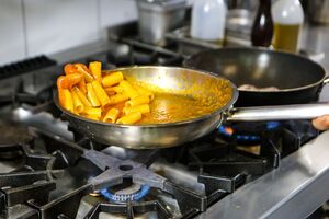 Після того, як обсмажили продукт, налийте у сковороду холодну рідину і зішкребіть усі шматочки їжі, які прилипли до дна