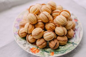 Готовые орешки необходимо перед подачей на стол несколько часов подержать в холодильнике