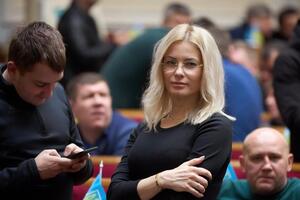 Введение запрета было бы дискриминацией, но возможно при военном положении, считает Гришина