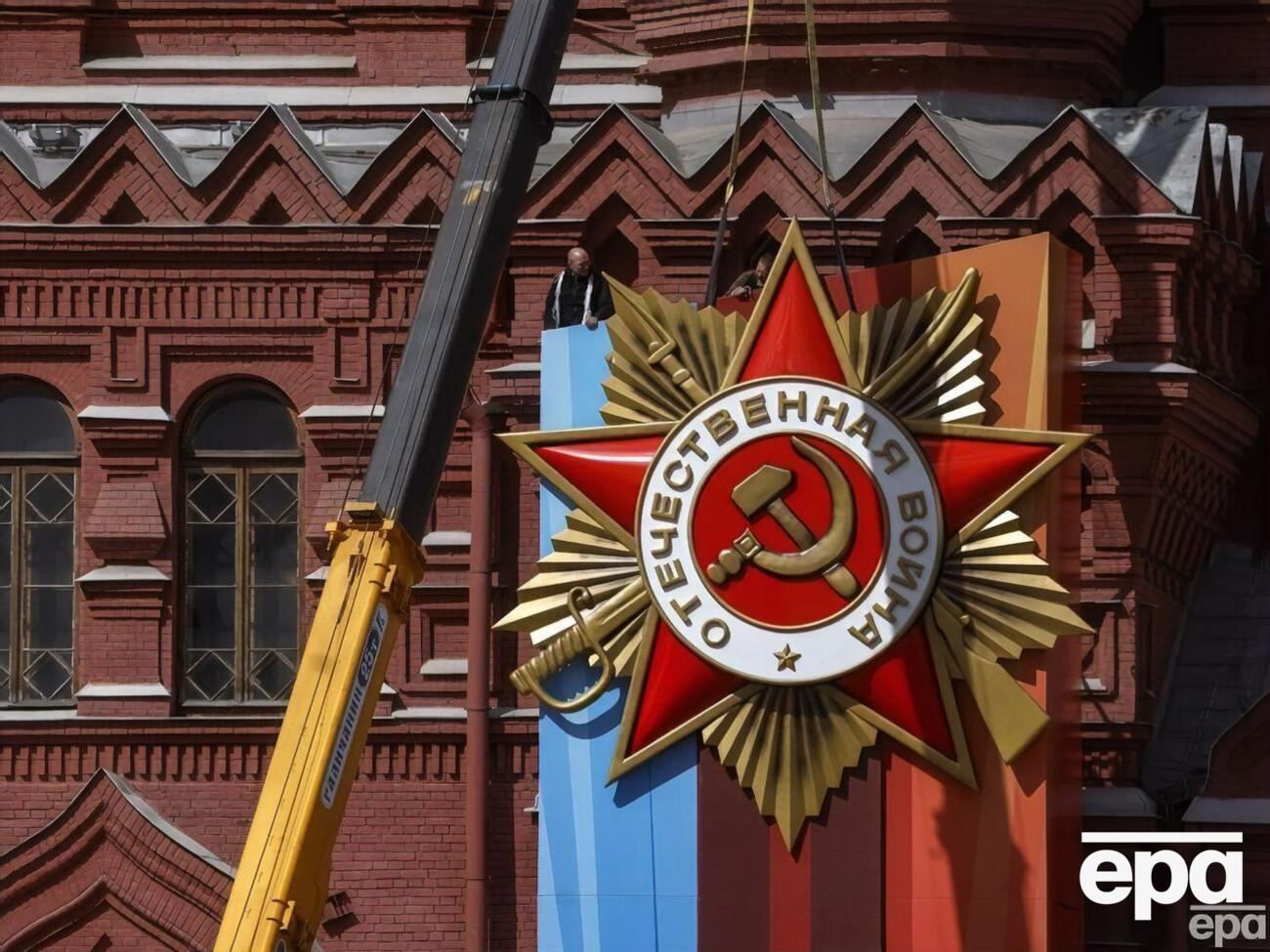 По данным СМИ, в этом году 9 мая на Красной площади в Москве пройдет парад с участием более 10 тыс. военных