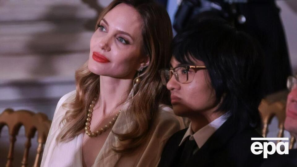 21-летний сын Джоли Мэддокс учится в Сеуле