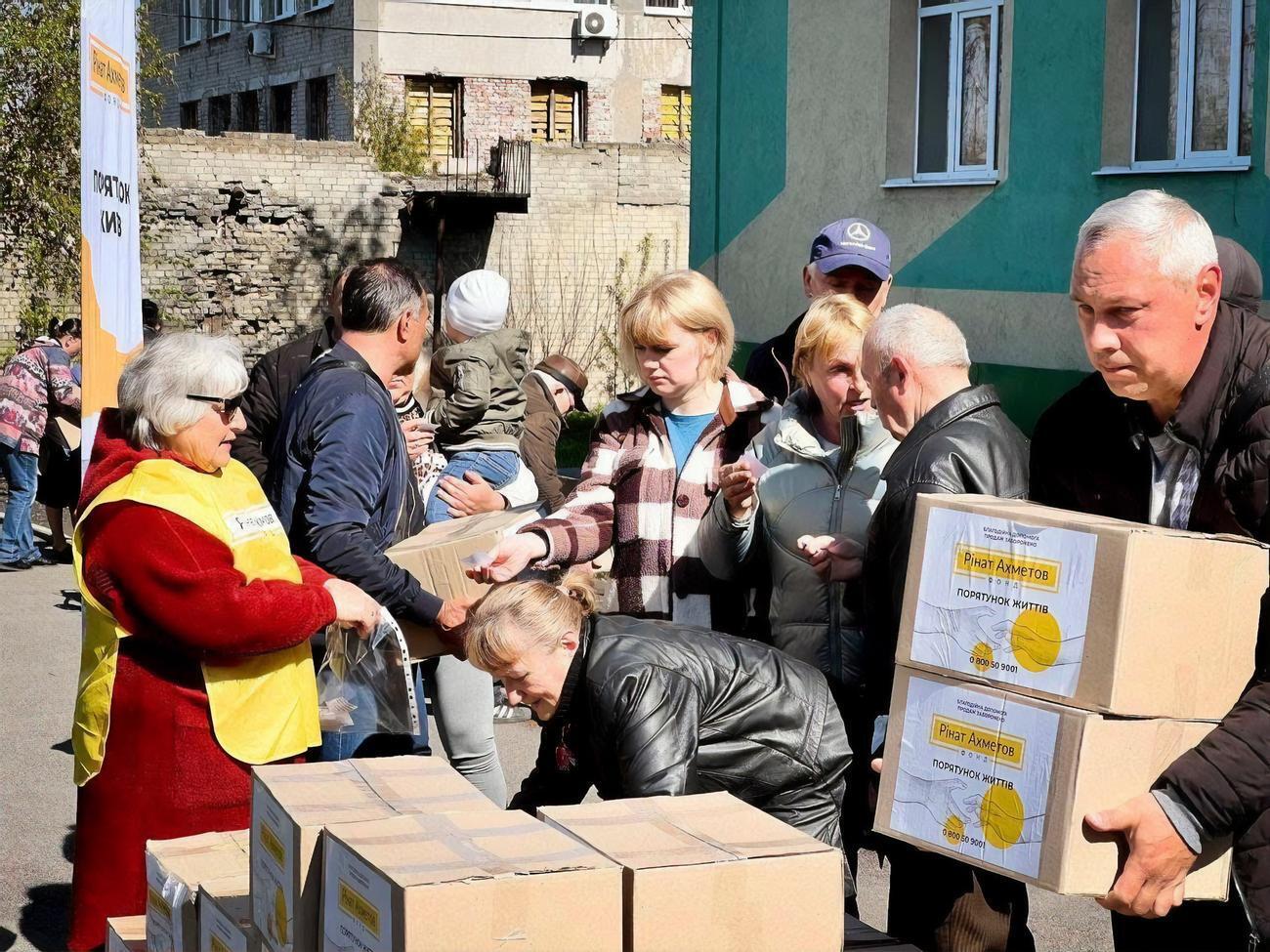 Фонд Рината Ахметова привез в Мирноград около 4 тыс. продуктовых наборов