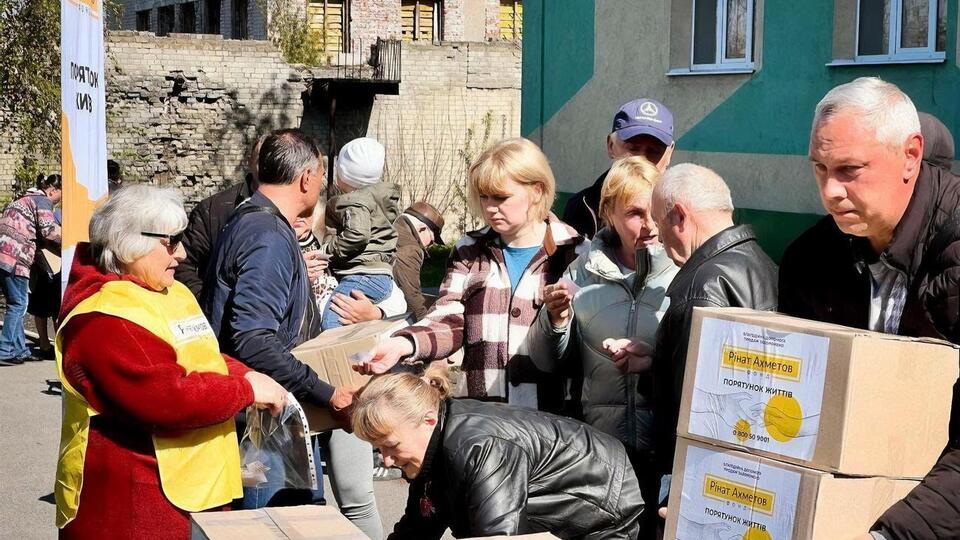 Фонд Рината Ахметова привез в Мирноград около 4 тыс. продуктовых наборов