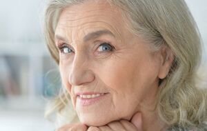 Одним из способов профилактики мимических морщин на лице является регулярная проверка зрения