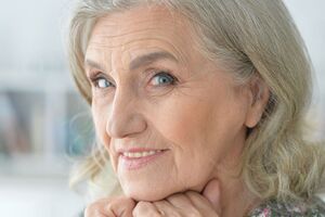 Одним зі способів профілактики мімічних зморшок на обличчі є регулярна перевірка зору