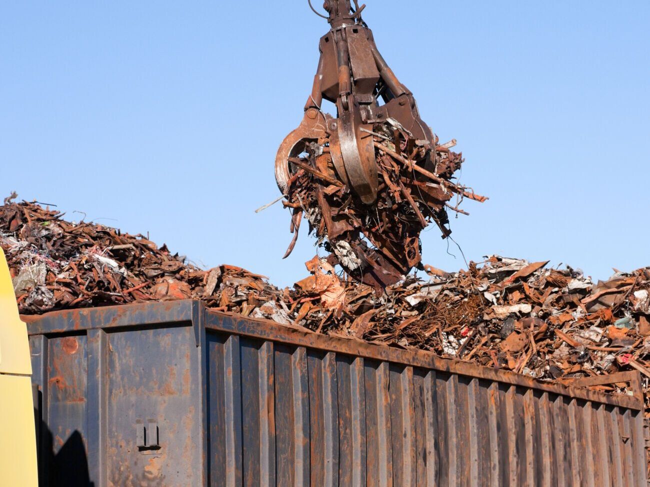 Экспорт металлолома из Украины нарастает и происходит с нарушениями, заявил Каленков
