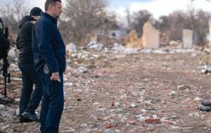 Оккупанты ударили по жилому дому в Отрадокаменке, когда во дворе находились мирные люди, отметил Прокудин