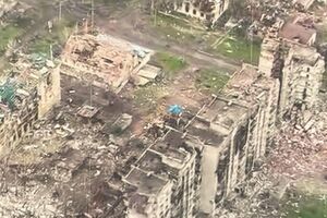 Бахмут подвергся значительным разрушениям, став практически непригодным для жизни, отметил Череватый
