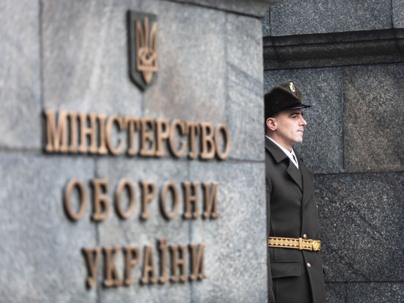Міноборони й далі шукає рішення, спрямовані на забезпечення прозорих процедур закупівель, заявили у відомстві