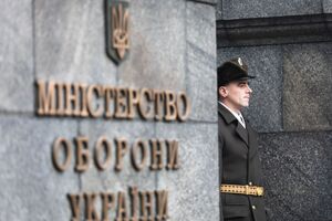 Минобороны продолжает искать решения, направленные на обеспечение прозрачных процедур закупок, заявили в ведомстве