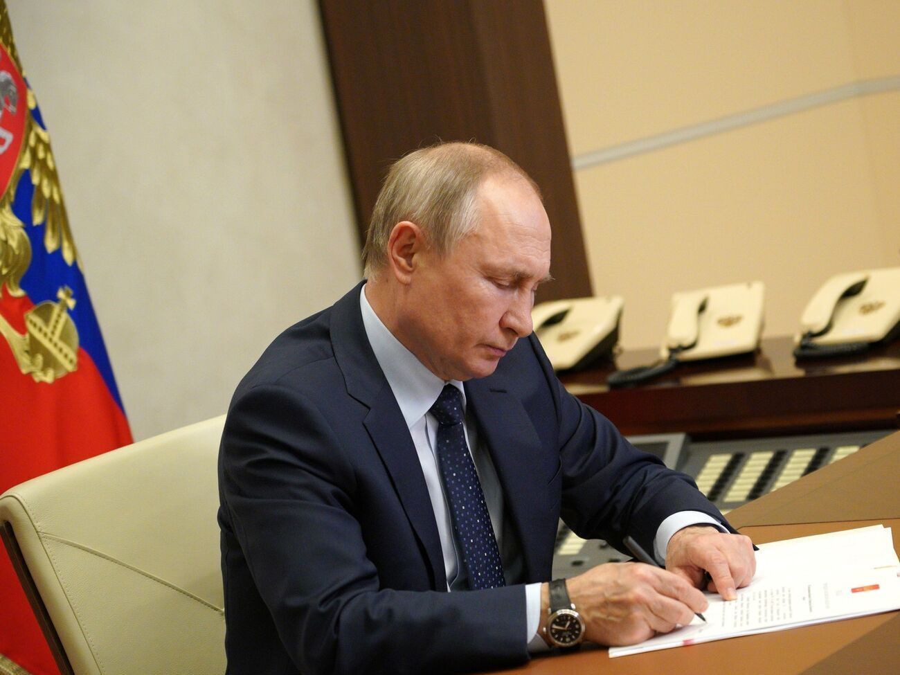 Путин 26 декабря прошлого года утвердил порядок подачи заявлений на получение российского паспорта жителями захваченных территорий Украины