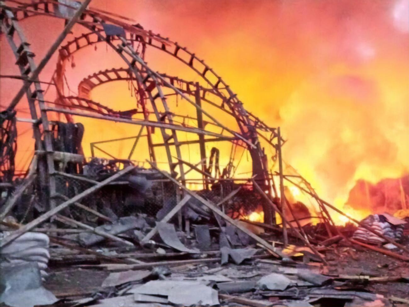 На строительной базе пламя охватило 400&nbsp;м&sup2;, пожарным удалось&nbsp;локализовать огонь