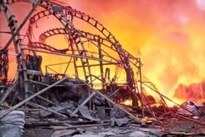 На строительной базе пламя охватило 400 м², пожарным удалось локализовать огонь