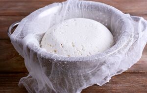 Творог, который остался на марле, оставляем на несколько часов настояться