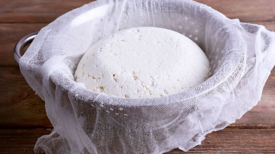 Творог, который остался на марле, оставляем на несколько часов настояться