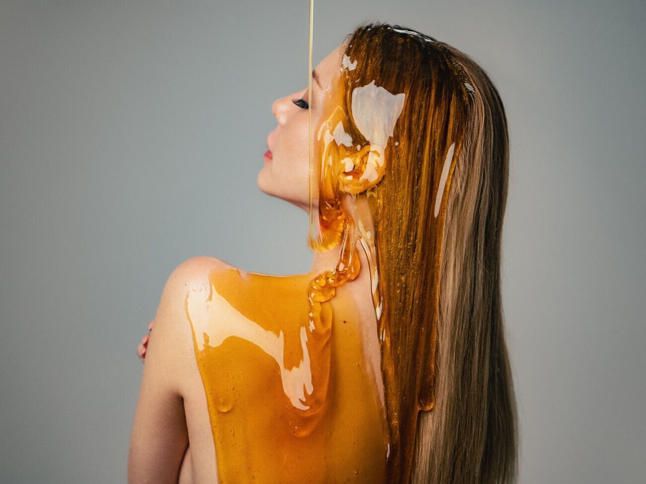 По телу и волосам Тины Кароль стекал мед