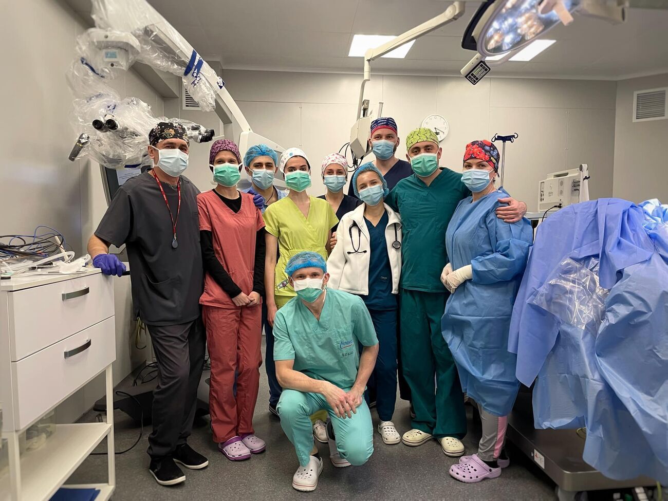 Во время самой важной части операции &ndash; удаления непосредственно опухоли &ndash; врачам удалось разбудить пациента для того, чтобы контролировать его речь и движения и не повредить отвечающие за них участки мозга