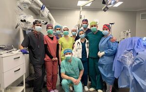 Во время самой важной части операции – удаления непосредственно опухоли – врачам удалось разбудить пациента для того, чтобы контролировать его речь и движения и не повредить отвечающие за них участки мозга